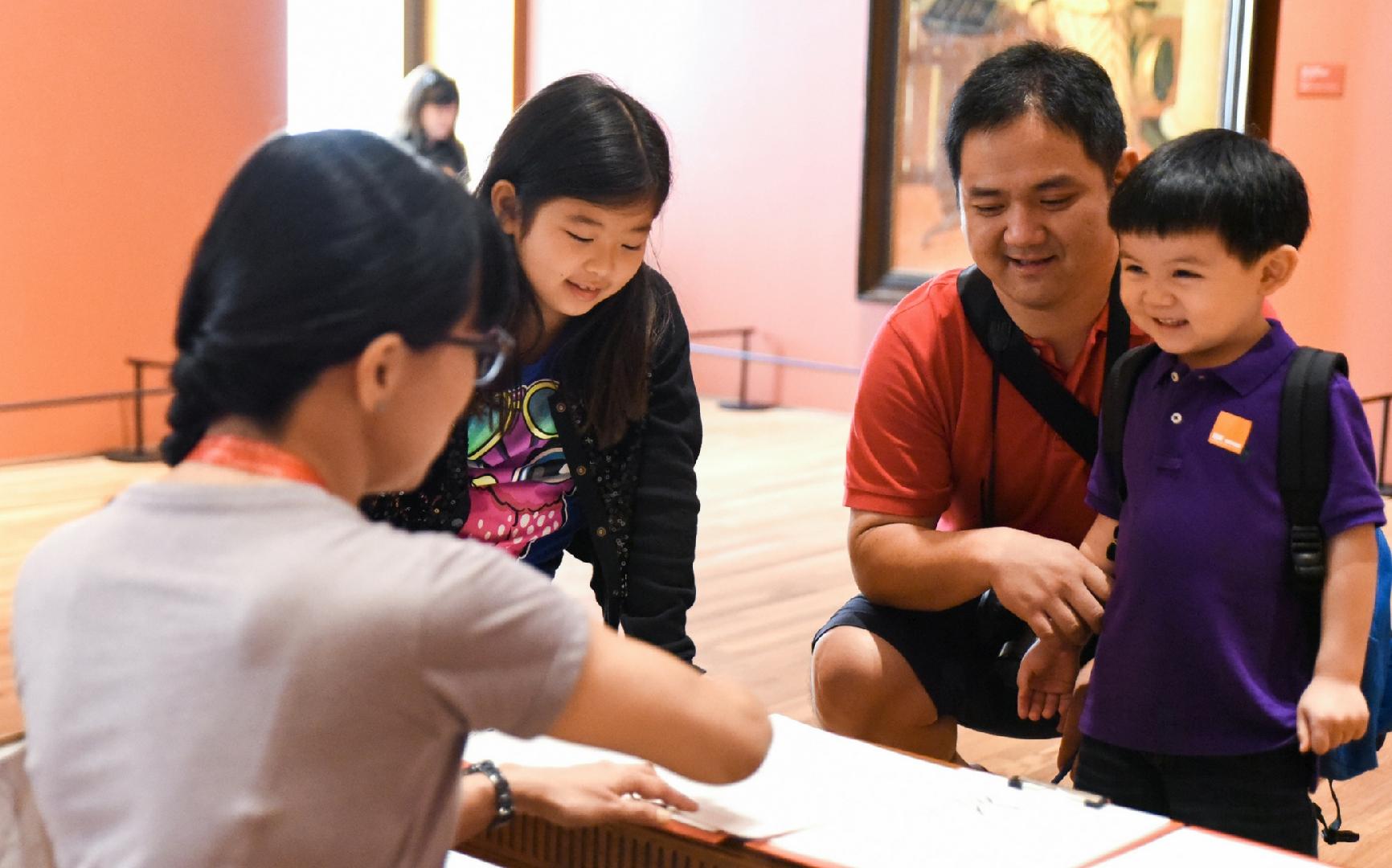  Explore how Singapore artists depict movement in their art through discussion and sketching in this docent-led programme. Ages 5 and above. 