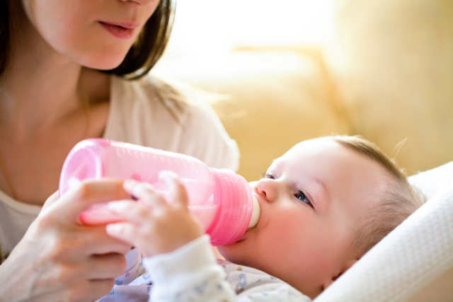 How to prepare formula for bottle feeding at home: safe way to prepare formula milk for your little ones at home. 