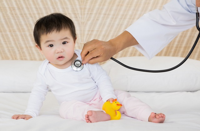  耳部感染在一岁以下的宝宝当中是比较常见的疾病。这里介绍了耳朵感染的原因，以及可以处理的方法，还有如何预防