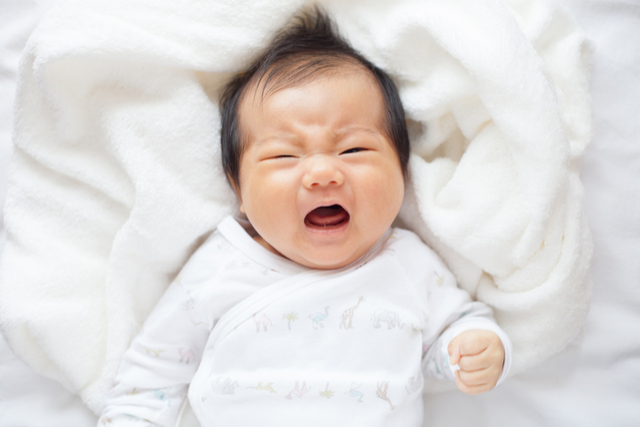 It is not uncommon for infants to stay awake or become fussy from midnight to 3.00am or 4.00am in the morning. What are the causes of fussiness in babies at night? What are some solutions that parents can try out to allow their baby to sleep more easily at night?