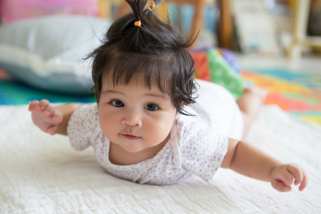 All babies are curious, they will grab or touch objects that are new to them. Although this helps babies understand the surroundings, it endangers them as some objects like the knife and small toys can hurt them. It is therefore important for parents to do a thorough check on their flats, identify potential hazards in their homes and keep the dangerous objects away from the baby.