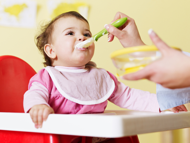 Homemade baby food is more nutritious than commercially made baby food as the latter have been heated to a high temperature to sterilize and prolong their shelf lives. In the process, many nutrients are destroyed. Hence, we provide you with a guide to prepare your own baby food at home which is healthier for your baby and more cost saving.