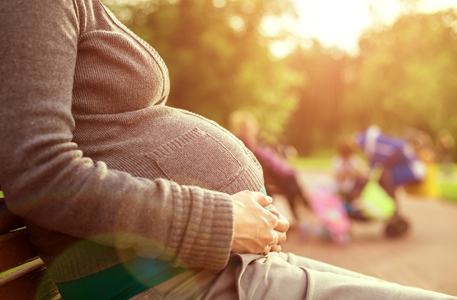  孕妇应该避免使用吹风筒，因为使用吹风筒会对胎儿会造成健康上的伤害，包括了可能导致哮喘或者婴儿异常

