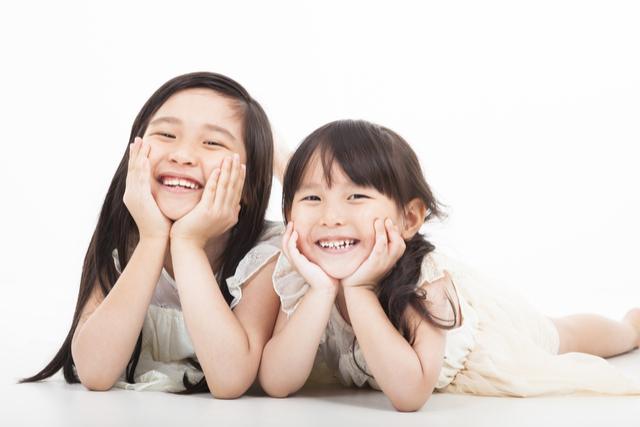 positive and negative impacts of watching television. Tips for parents to make watching television a positive experience and how to limit the time children spend on watching television.