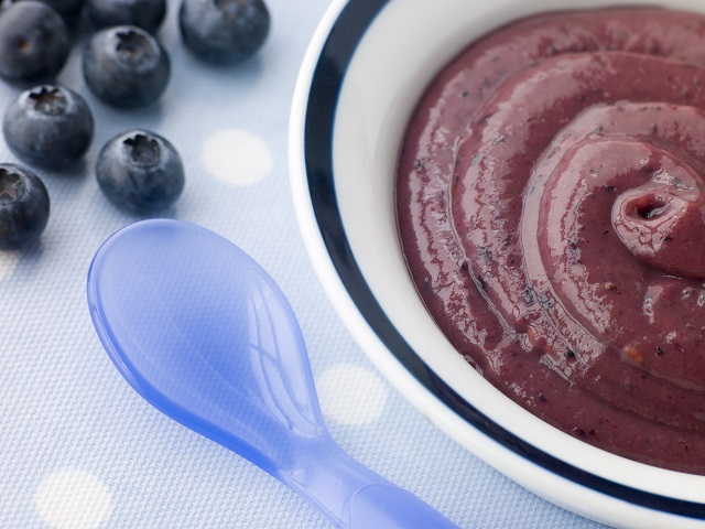 Stewed blueberry puree for 8 months to 10 months old baby
